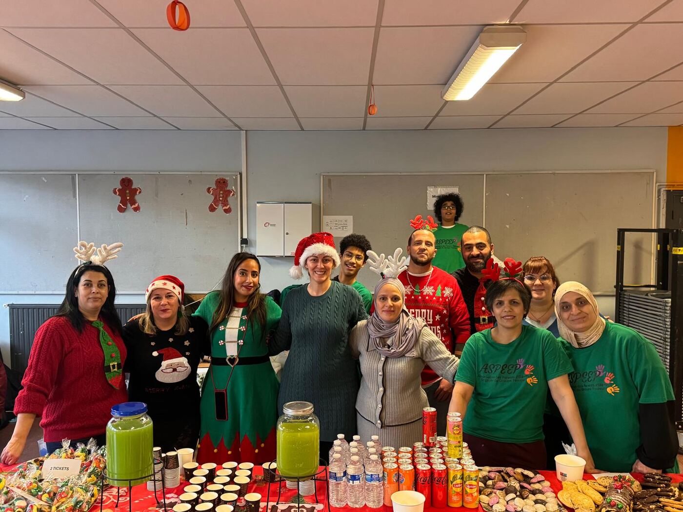 Groupe de bénévoles en pulls de Noël et bonnets pour le goûter d'hiver